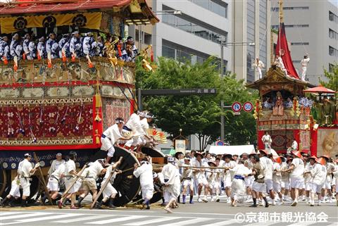 祇園祭山鉾巡行（前祭）c京都市観光協会
